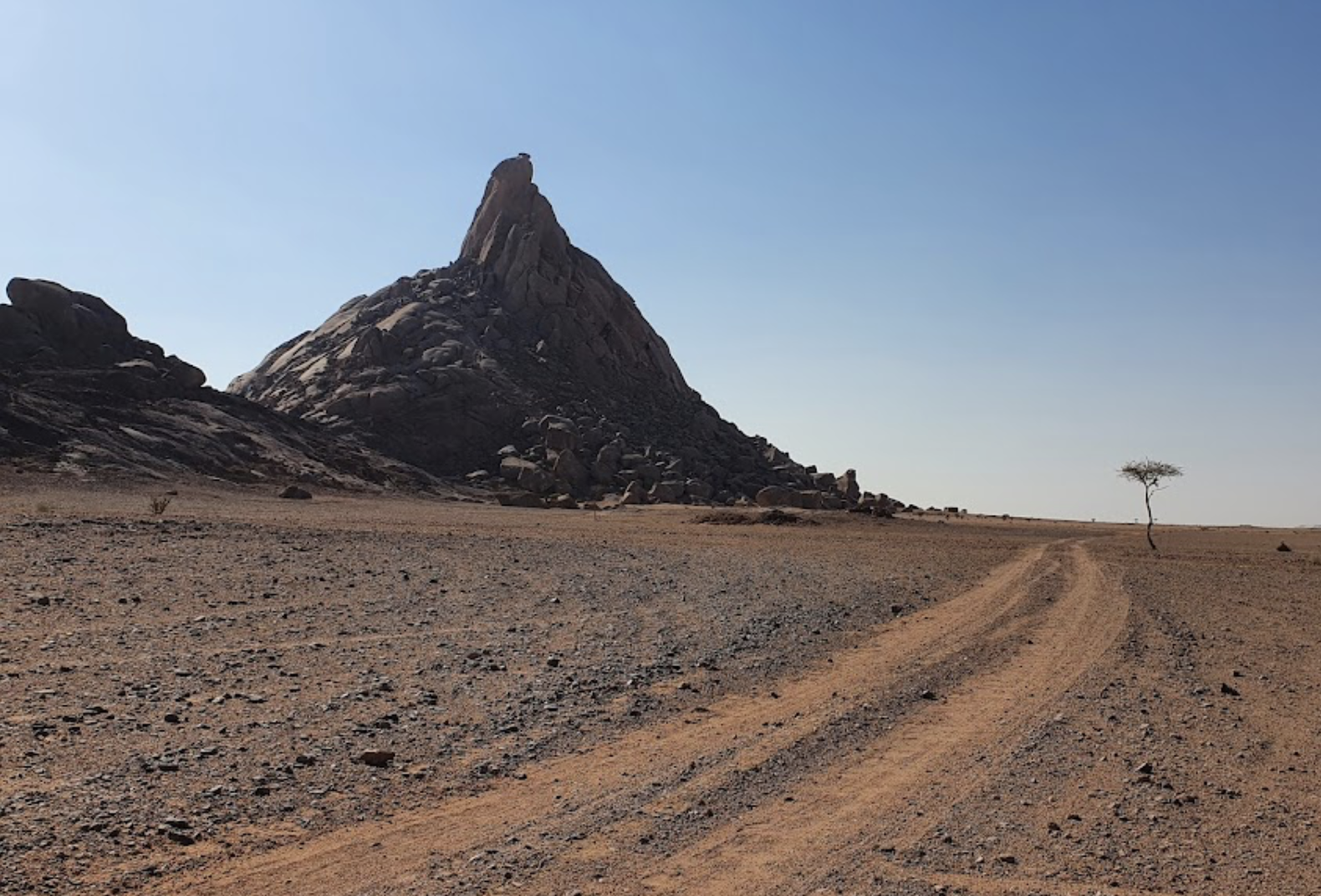 جبل عاج جبل من جبال القصيم